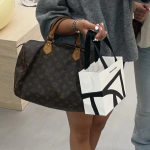 Äkta Louis Vuitton väska - Säljer nu min absoluta favoritväska, en lv speedy 30! Superfint vintage skick och har inga ytterligare slitage från inköp. Köpt på soleplus så orderbekräftelse finns❣️nypris ca 4000kr, kontakta innan köp