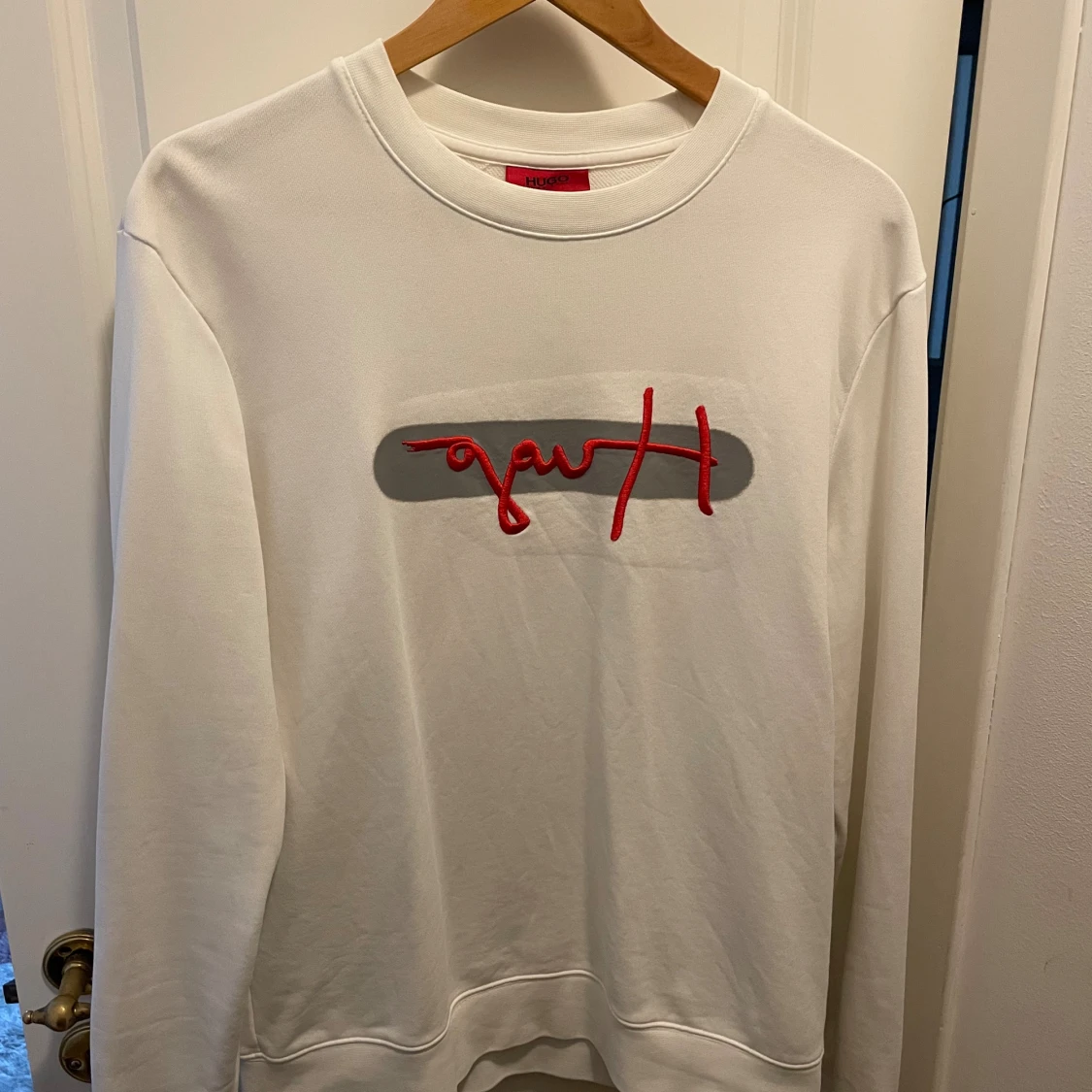 Vit sweatshirt från Hugo med röd logga