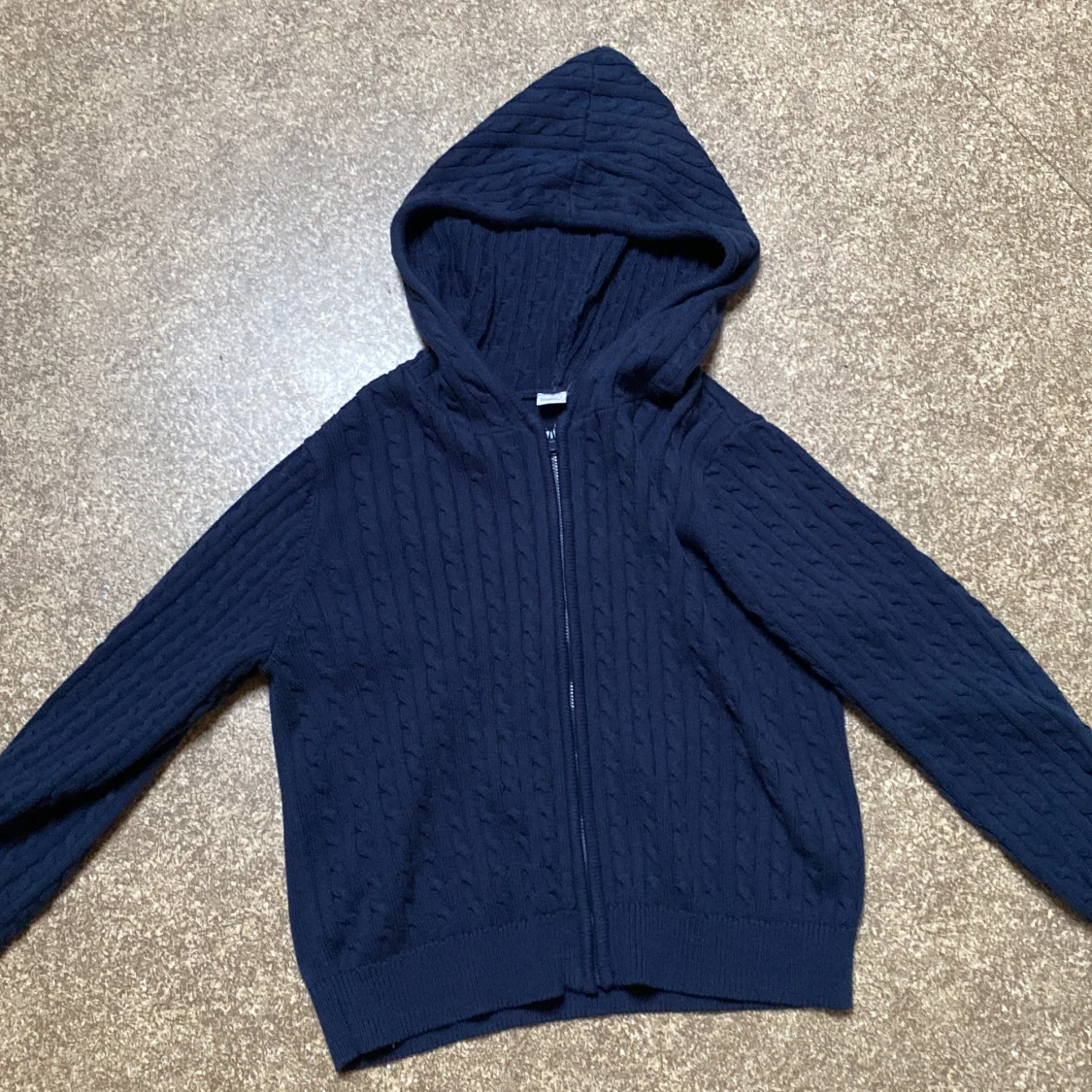 Mörkblå stickad hoodie från Lindex