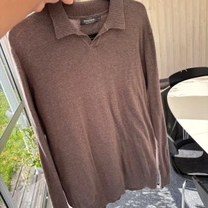 Brun långärmad tröja  - Säljer nu en långärmad brun tröja från dressmann. Sparsamt använd. Skriv gärna vid frågor och funderingar. 