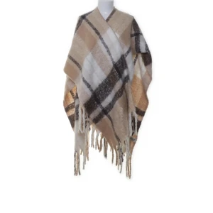 Rutig beige halsduk med fransar - Stor och mysig halsduk med rutigt mönster i beige, vitt och brunt. Den har långa fransar längs kanterna och är perfekt att svepa runt sig för extra värme. Materialet känns mjukt och fluffigt, och den har en snygg oversized look.