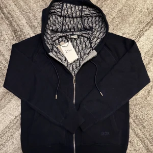 Dior zip hoodie - Helt ny och oanvänd dior hoodie som är i topp kvalité. Gjord av väldigt tjockt material. Har både i S och M