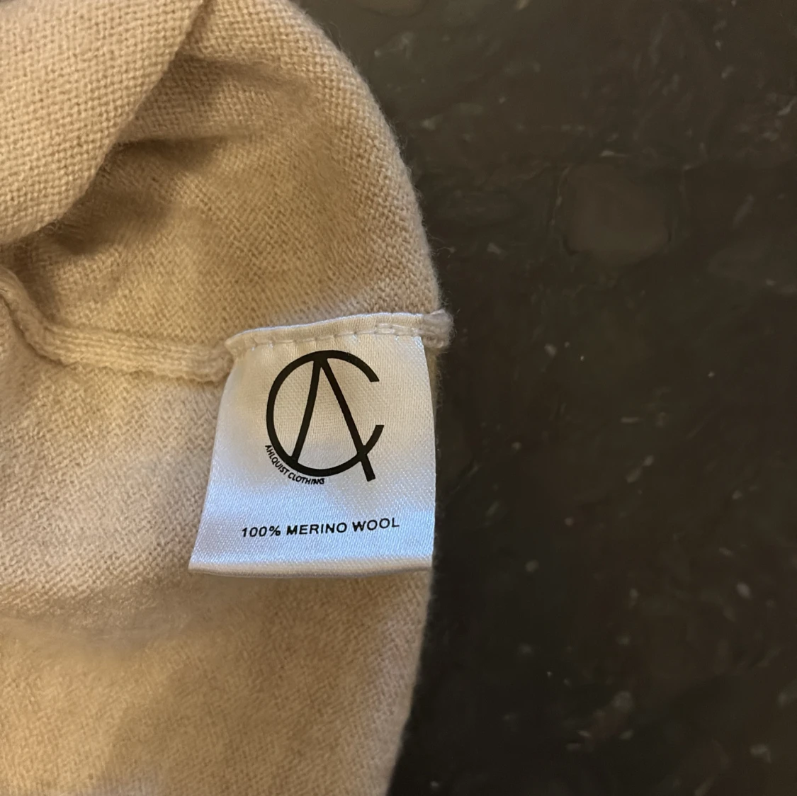 Beige hoodie i merinoull från Ahlquist Clothing  - 3