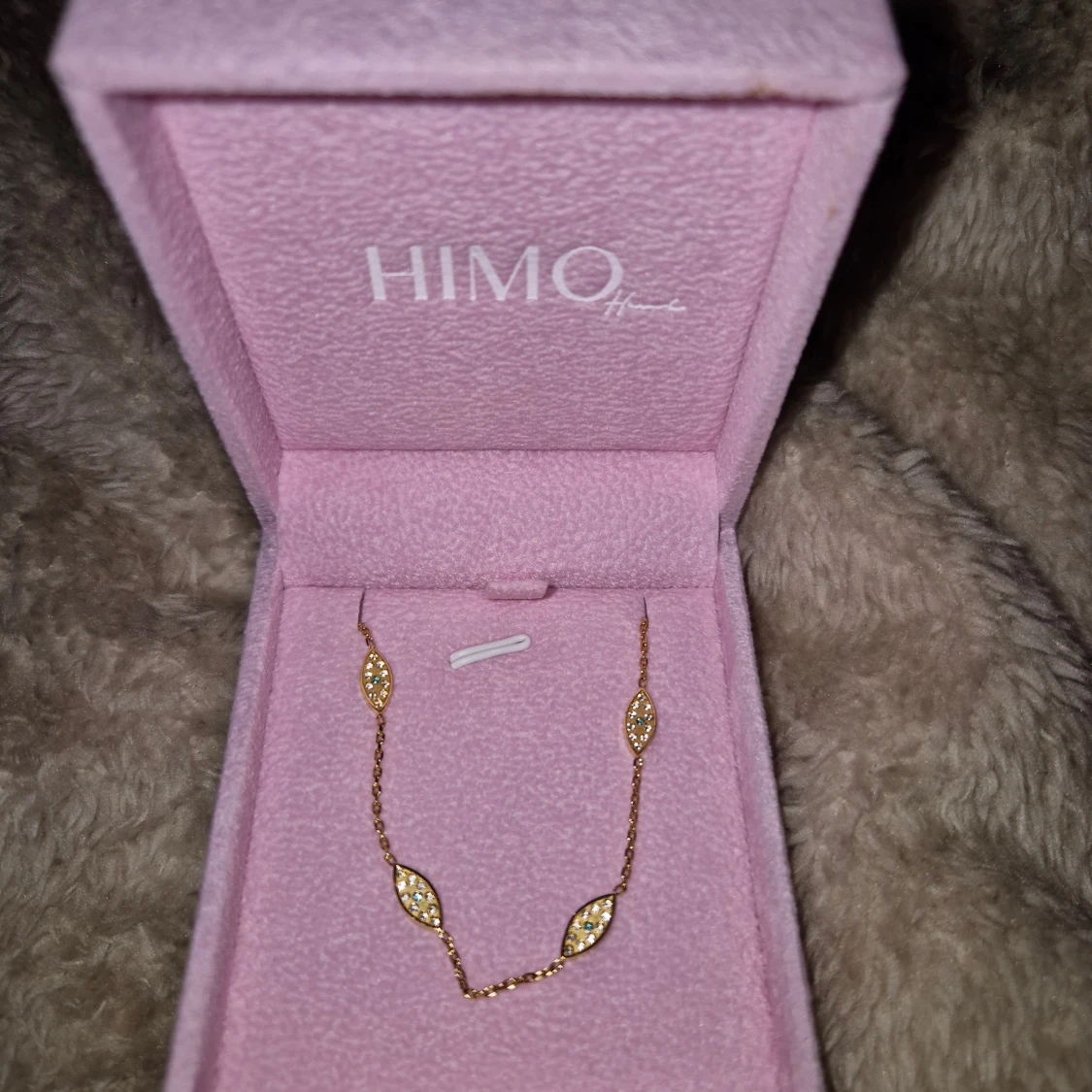 Guldigt halsband med glittriga detaljer