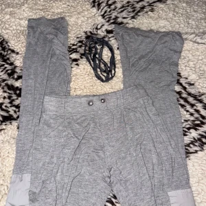 Grå tunna mjukis byxor - Grå tunna mjukis byxor. Jätte sköna och i bra skick. Nästan aldrig använda. Storlek: S