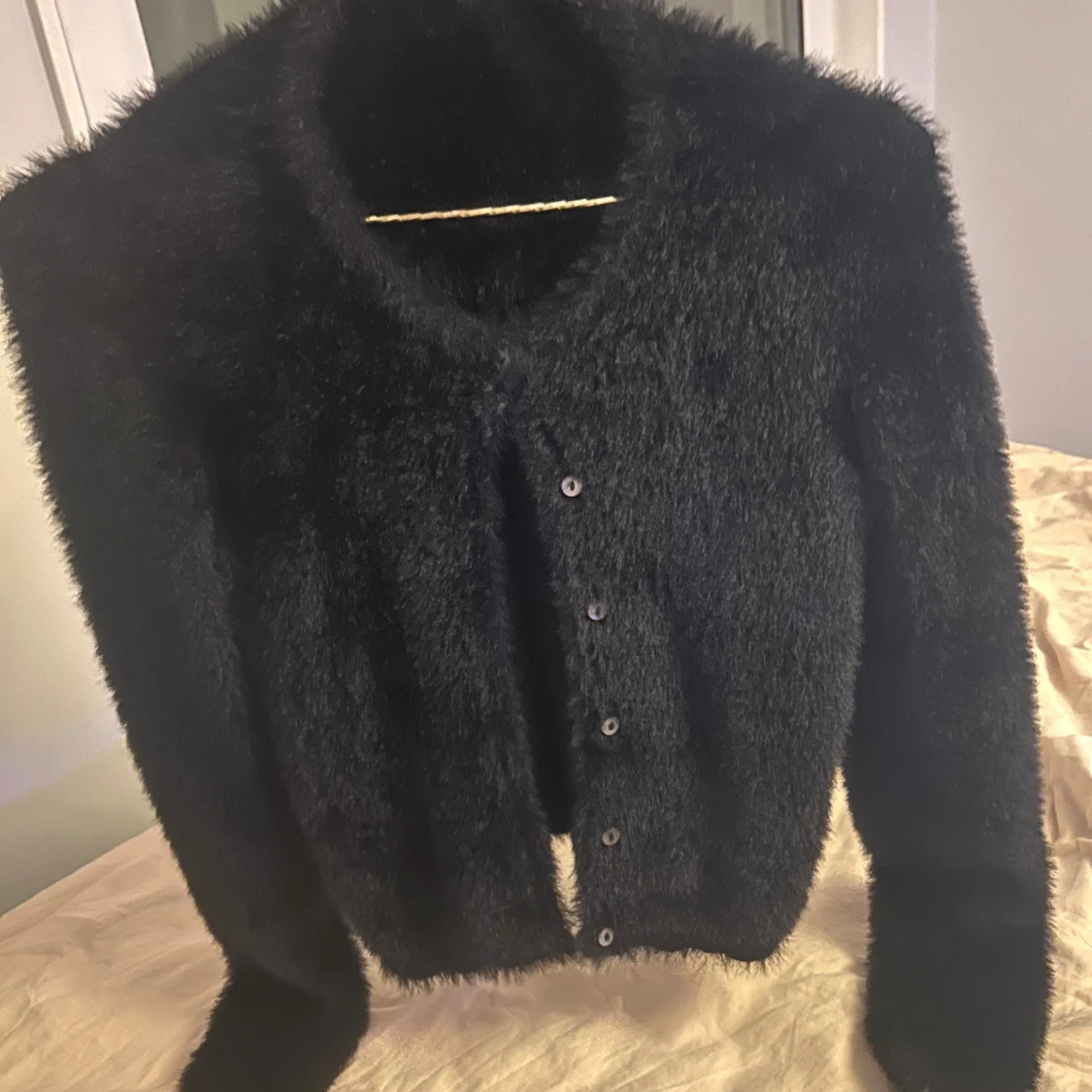 Svart fluffig kofta med knappar - 1