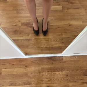 Svarta pumps med spetsig tå -  svarta klackskor från XIT med spetsig tå och hög klack. Står strl 38 men de är för små, så skulle säga 37.