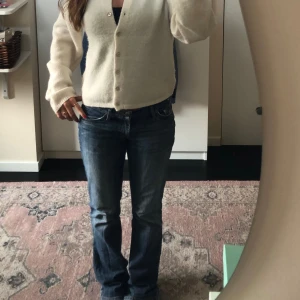 låga jeans - Så snygga lågmidjade jeans🥰Köpte här på plick men säljer vidare för att dem var för långa🥲Innerbenslängden är 76 cm.             Hör av dig vid minsta fråga, jag postar på samma dag som du köper på🥰 