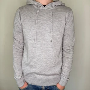 Ljusgrå 100% merinoull hoodie - Ljusgrå hoodie från ahlquist clothing. Slutsåld på webbsidan, alltså eftertraktad. Nypris - 1000kr. Mitt pris - 499kr. OBS! Använd för modellbilder endast, ingen etikett.