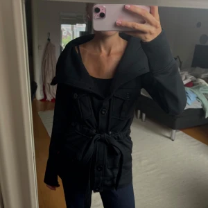 Jacka - Svart kappa i fint skick🖤