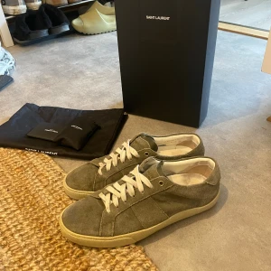 Saint Laurent skor - Snygga Samir Laurent skor i grön mocka. Varsamt använda så i mycket fint skicka. Allt og tillkommer 