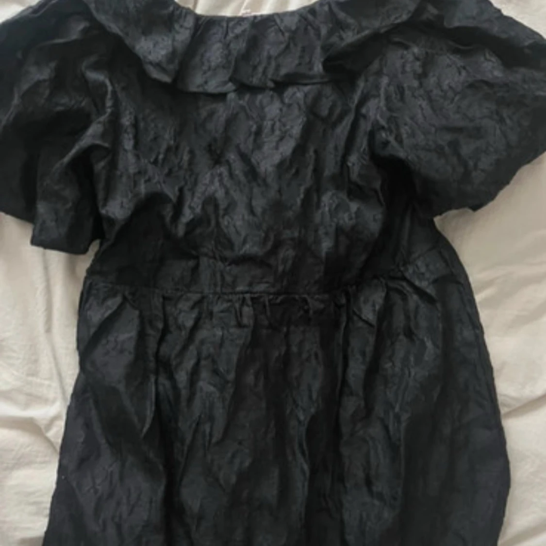 Svart kort klänning med volang - 2