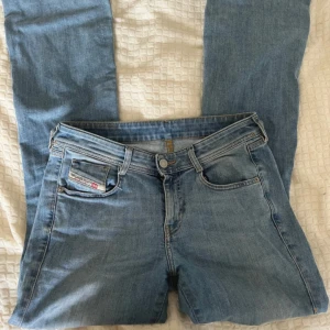Diesel 1969 D-EBBEY ljusblå jeans W26 - Snygga ljusblå jeans från Diesel, modell 1969 D-EBBEY.  Storlek W26 L30 och passar bra på mig som är 172, hör av er om ni vill ha fler bilder!!💕💕