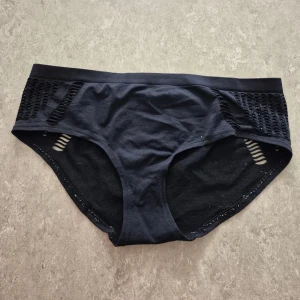 Trosor - Svarta trosor från Cubus i stretchigt material med coola meshdetaljer på sidorna. Tillverkade i polyamid och elastan för en bekväm passform. Perfekta för dig som gillar sportig och stilren design.