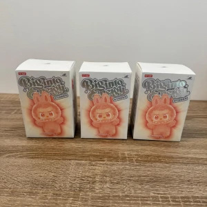 3st Random Monster V3 - 3st Random. Kommer med påse, box och monsters v3. Hög kvalitet!      (INTE LABUBU)