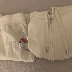 y2k Juicy Couture set  - Vitt juicy set båda delar är i S, inga skador. Setet har glittriga detaljer i form av ett hjärta och text på både byxorna och hoodien. 