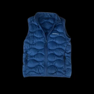Peak Performance väst  - Sjukt fet marinblå Peak Performance väst nu till hösten, mycket bra skick och strl S. Går till vilket outfit som helst. Otrolig passform och två fickor där fram.                                                   Fråga angående vad som helst!                    MVH D.G.C
