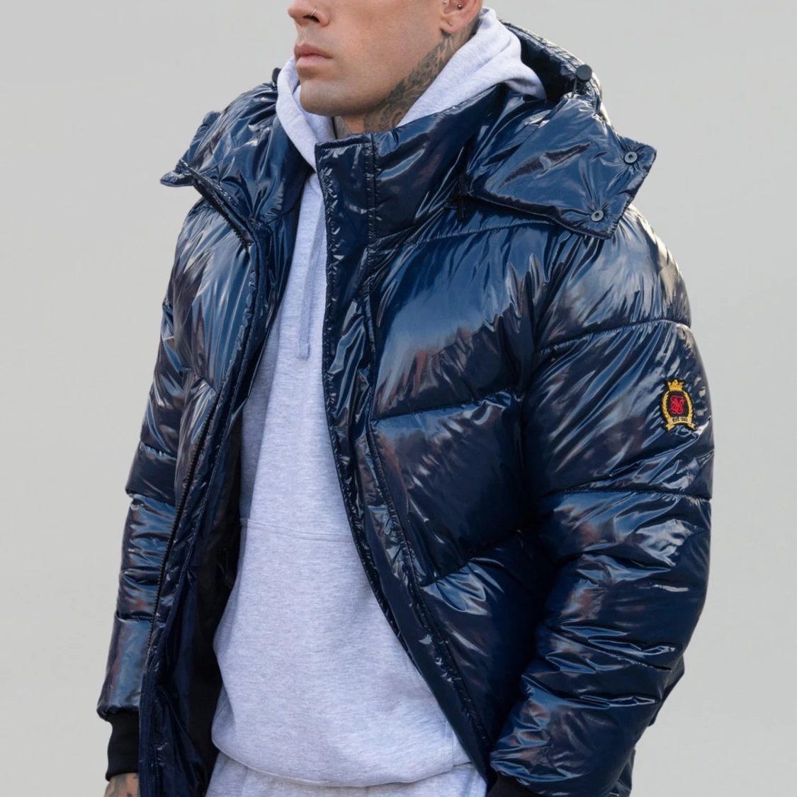 Mörkblå pufferjacka med huva