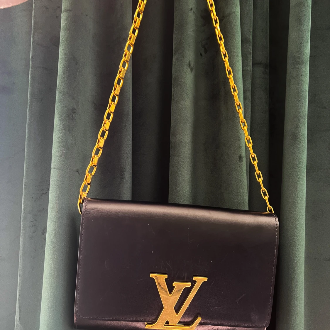 Svart Louis Vuitton axelväska i skinn