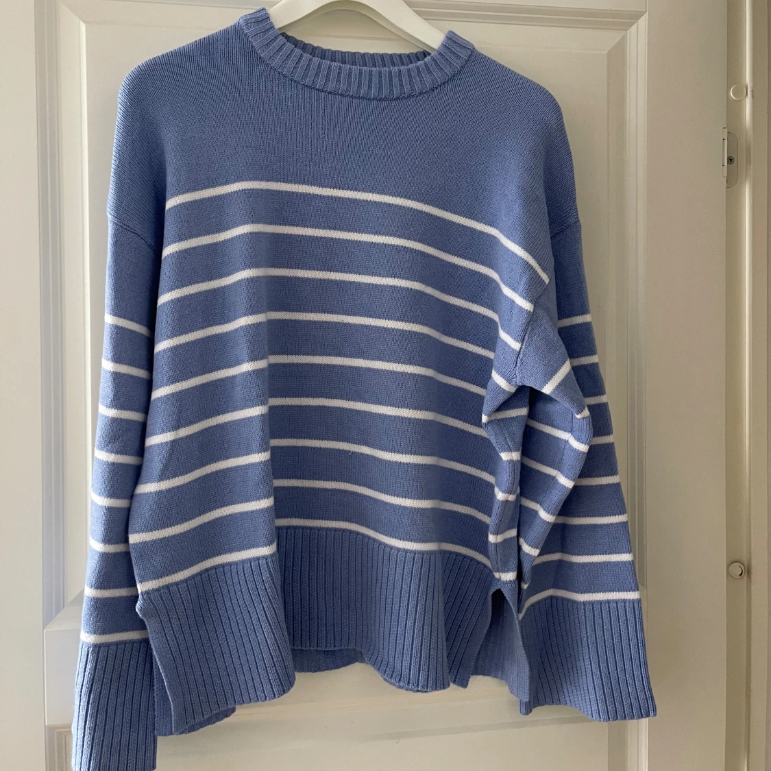 Blåvit randig stickad tröja