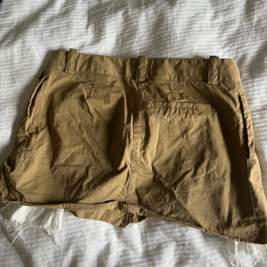 Beige kortkjol i kostymmaterial - 3