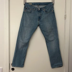 Levi's 502 ljus blå - Säljer nu dessa snygga Levi’s jeans eftersom de inte passar längre. Inga fläckar eller smuts som inte går att ta bort. Väldigt bra skick. Storleken är: W31, L30. Pris kan diskuteras, tar ej byten