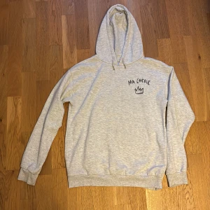 Grå ma chérie hoodie - Jätte fin ljusgrå hoodie med ma chérie tryck. Endast använd några gånger. Pris kan diskuteras💗