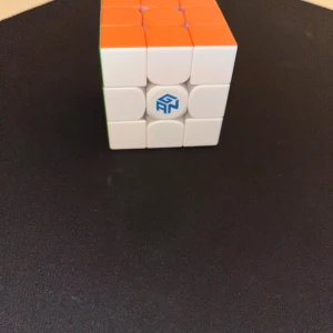 GAN 13 maglev 3x3 speedcube - GAN 3x3 speedcube i mycket gott skick. Smidig och snabb vridning, perfekt för tävling eller träning. Inga synliga repor eller skador, mekanismen fungerar utmärkt. Populär bland speedcubers tack vare sin höga kvalitet och prestanda. Nypris på över 700kr