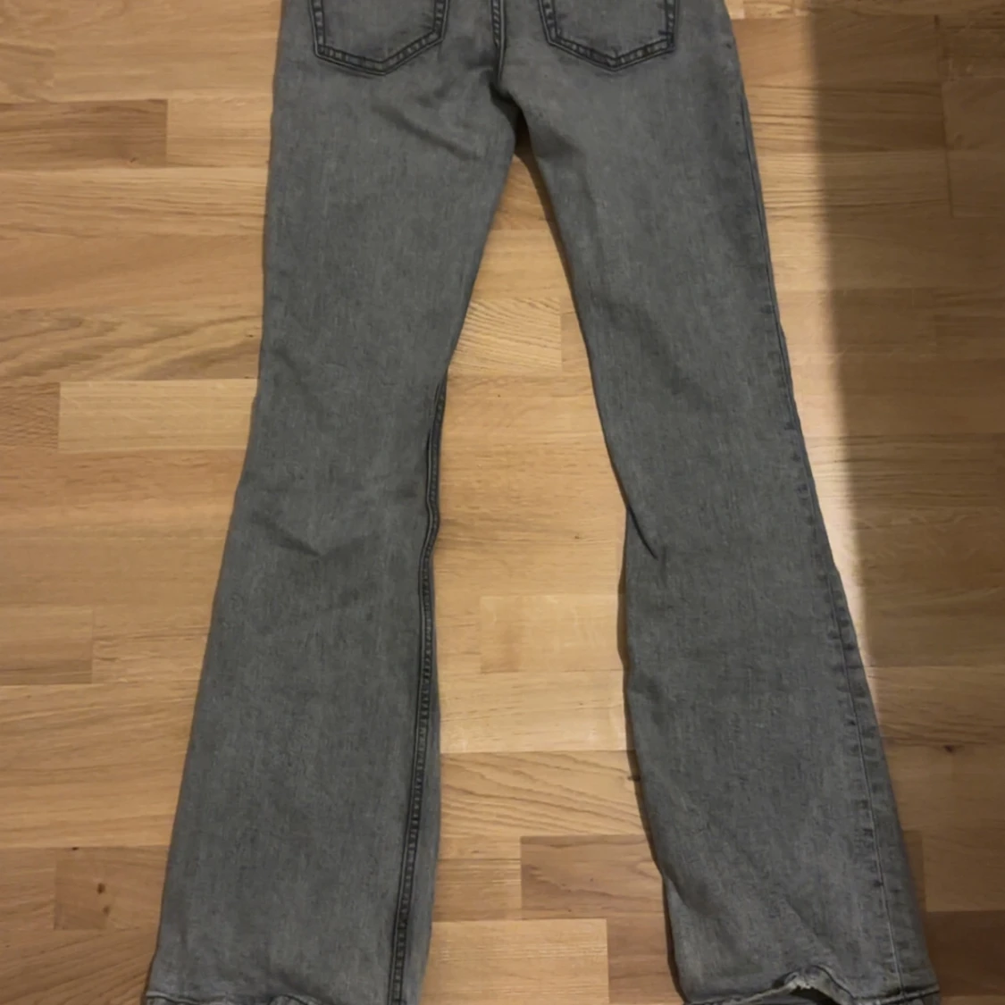 Grå bootcut jeans - 3