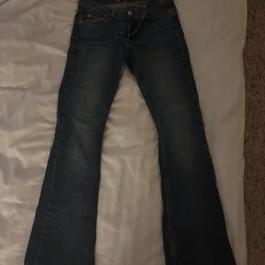 Blå bootcut jeans från Junkyard  - Snygga blå bootcut jeans från Junkyard i storlek S. Köpte på Vinted för 280 kr, men de var tyvärr för korta på mig som är 170 då tjejen innan var kortare och därför har de lite slitningar längst ner. Hör av dig vid intresse!🩷 