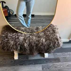 Ljusblå raka jeans - Säljer ett par ljusblå jeans med rak passform och klassisk femficksdesign. Jeansen har normal midja och är tillverkade i ett mjukt denimtyg som känns skönt att bära hela dagen. Perfekta för dig som gillar en enkel och stilren look.