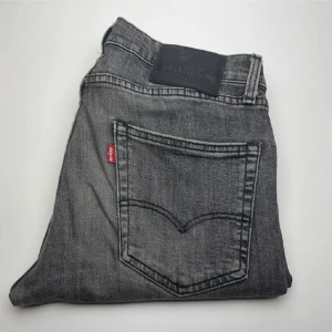 Levi's 502 grå jeans - Snygga grå Levi's 502 jeans.                      Storlek: W: 32  L: 30
