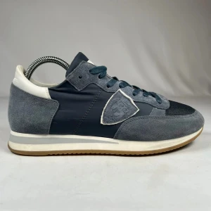 Philippe Model trainers - :Philippe Model trainers:                                  📊Colour: Mörkblå/vit 📏 size : 40 men passar 41 ♻️Condition: nästan helt nytt  Skriv vid minsta fundering 💭 