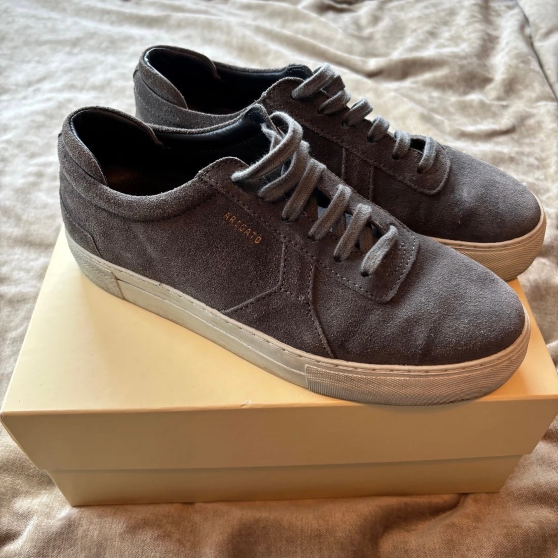 Grå sneakers från Axel Arigato i mocka