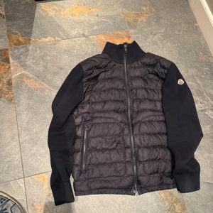 Moncler cardigen  - Moncler cardigen, navy. Jag säljer nu min jacka som jag köpte på nk i Göteborg för 2 årsen väldigt fin överlag men har lite små hål på ena armen som ni ser på 4 bilden 