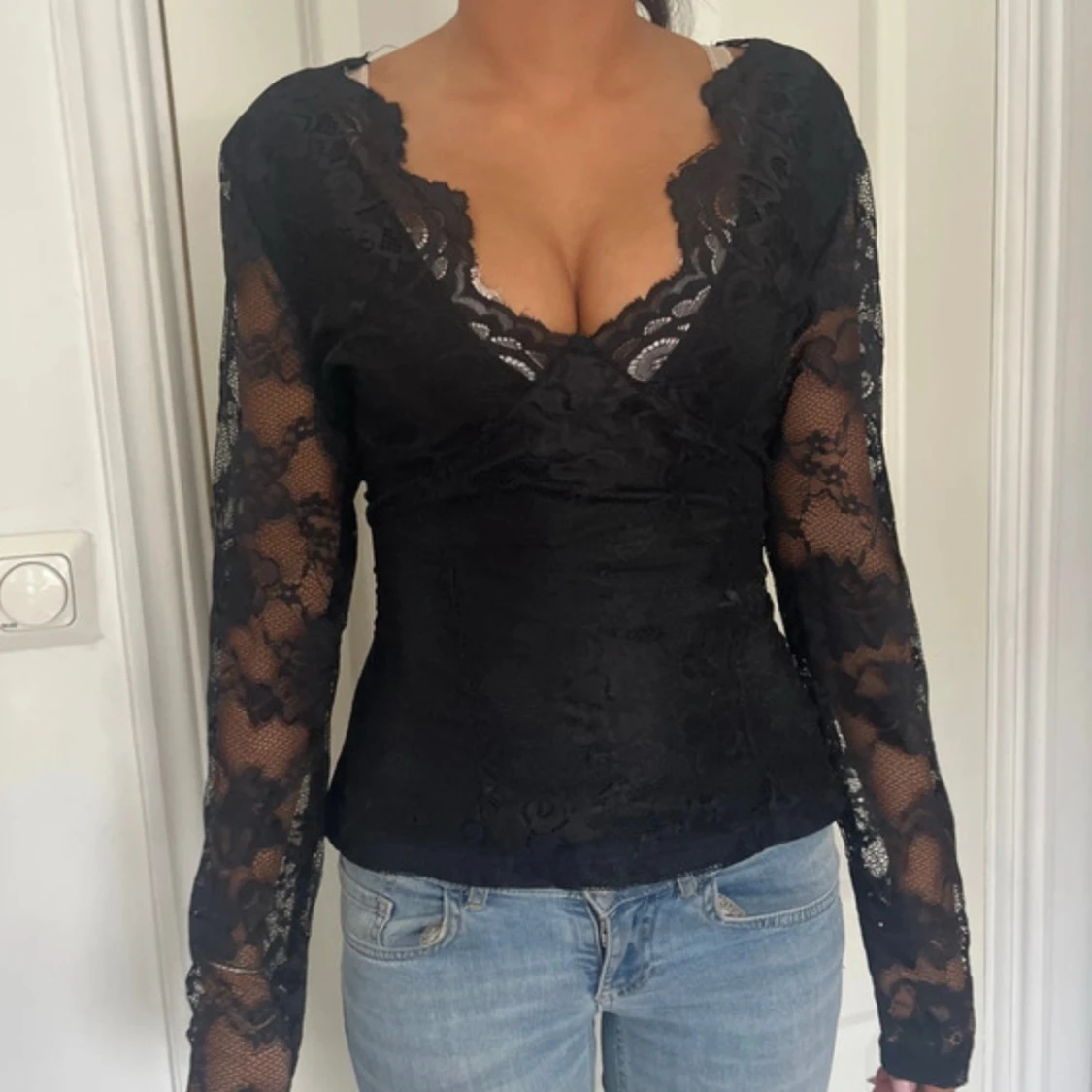 Svart spetsblus med v-ringning - 2