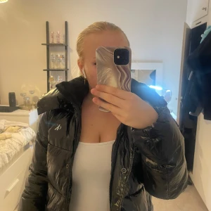 Glansig vinter jacka Calvin Klein  -  en svart glansig pufferjacka från Calvin Klein. Jackan har huva, dragkedja framtill och logga på bröstet. Säljer för att den har blivit lite liten🩷🩷 skriv för frågor eller fler bilder