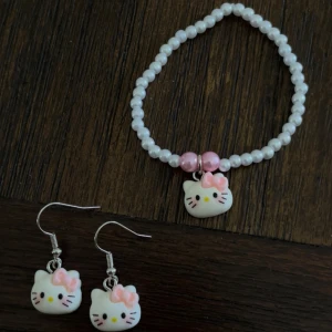 Hello kitty smycken - Ett matchande set med örhängen och armband🩷 Kolla gärna min profil för mer hello kitty saker!!