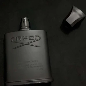 Creed parfym 4 fl oz - Stilren parfym från Creed i svart flaska. Volymen är 4 fl oz. Perfekt för dig som vill ha något exklusivt och klassiskt i din samling.