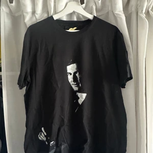 Svart Limitato t-shirt med print - Svart t-shirt från Limitato med James bond . Klassisk rund hals och korta ärmar. Tillverkad i mjuk bomull för skön känsla. Snygg och stilren design som sticker ut med sitt unika motiv.