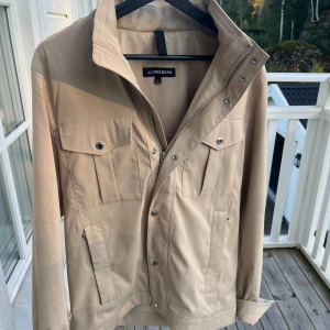 J.Lindeberg bailey field jacket  - J.lindeberg fieldjacket i modellen bailey. Skick 10/10, använd ett fåtal gånger. Ny pris ligger 3400kr, mitt pris 2299kr! Kontakta för fler bilder eller frågor
