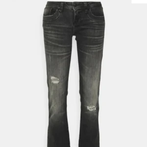 Svarta jeans från LTB med slitningar - Helt slutsålda LTB jeans i superbra skick! Jag har sytt in dem lite i midjan och dem är köpa på Plick sen innan så jag är osäker på storlek men kan såklart skicka mått om begärt! 