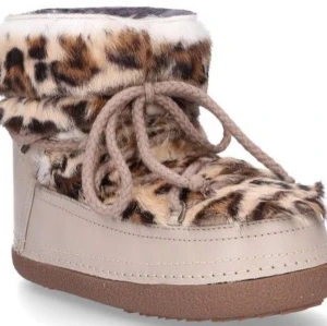 Inuikii skor - Säljer ett par Inuikii med leopardmönstrad päls. Använda 1 vinter. **ÄKTA** inuikii. Kan diskutera pris vid snabb affär!! Inte några märkbara slitningar. Super ovanliga 💕🥰