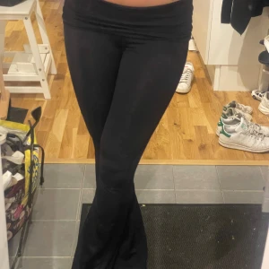 Svarta yoga pants - Snygga svarta yoga pants. Stretchigt och mjukt material som sitter tajt över låren och släpper ut vid vaden. Perfekta för dig som gillar en trendig och bekväm look. Pris kan diskuteras