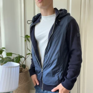 Hugo boss cardigan mörkblå L - Hugo boss cardigan mörkblå L, inga defekter! Modellen är 180,75 kg. Riktigt fet!🫶