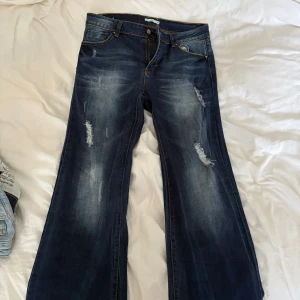 Blå bootcut jeans från Laulia - Blå bootcut jeans från laulia i storlek 42. Använda endast 2 gånger. Passar perfekt nu till hösten och vintern. Midjemått är 41, innerbenslängd är ca 82. Pris kan diskuteras (rimliga prisförslag)