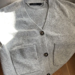Grå kofta från Vero Moda med knappar - Super fin kofta från vero Moda i trendig stil. Storlek M men passar även S (skulle säga att den sitter som en S) säljer då jag inte får någon användning för den💞 koftan är som ny och oanvänd. Nypris 450kr.
