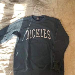 Mörkgrå sweatshirt från Dickies - Säljer en mörkgrå sweatshirt från Dickies med broderad logga. Är sparsamt använd