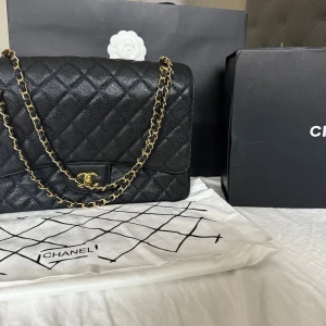 Svart väska - Flera bilder finns 