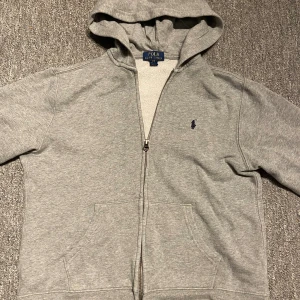 POLO RALPH LAUREN TRÖJA - Säljer en polo ralph lauren tröja, Storleken är 14-16 och passar runt 155-165